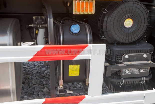 Бак под реагент и двухступенчатый воздушный фильтр