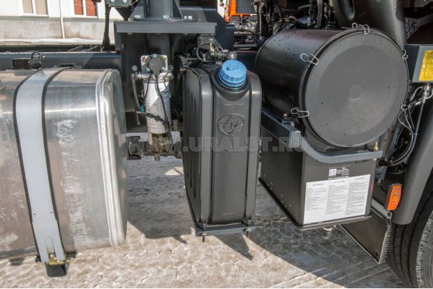 Бак под реагент AdBlue и двухступенчатый воздушный фильтр