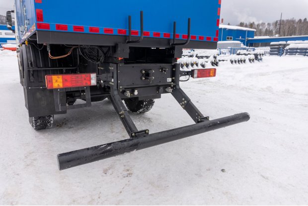 Заднее защитное устройство