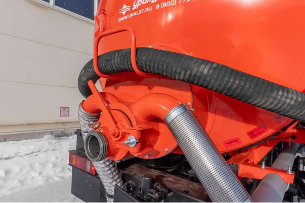 Обогревом лючка выхлопными газами