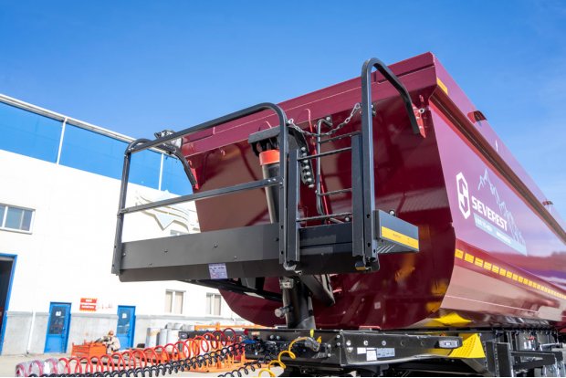 Площадка обслуживания со складной лестницей