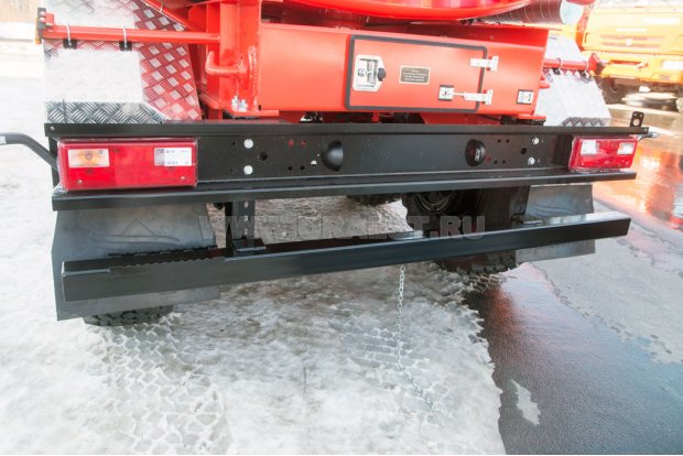 Заднее защитное устройство