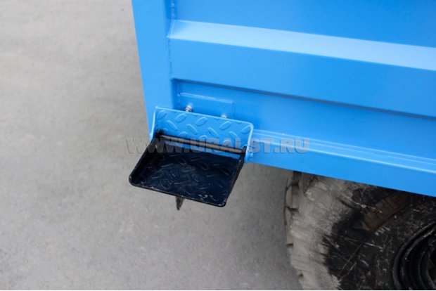 Ступенька для подъема на бортовую платформу