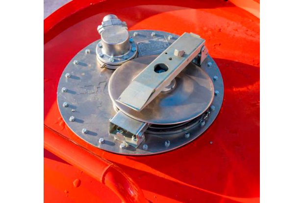 Заливная горловина цистерны