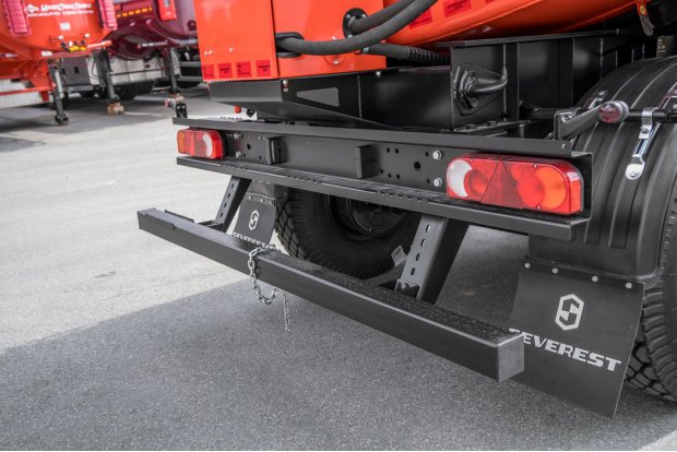 Заднее защитное устройство