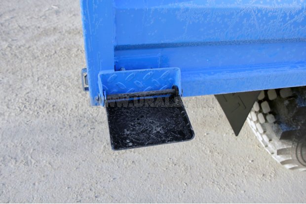 Ступенька для подъема на бортовую платформу