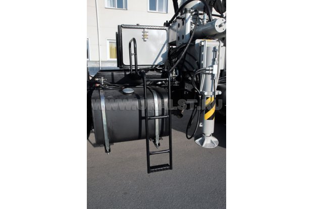 Лестница к КМУ