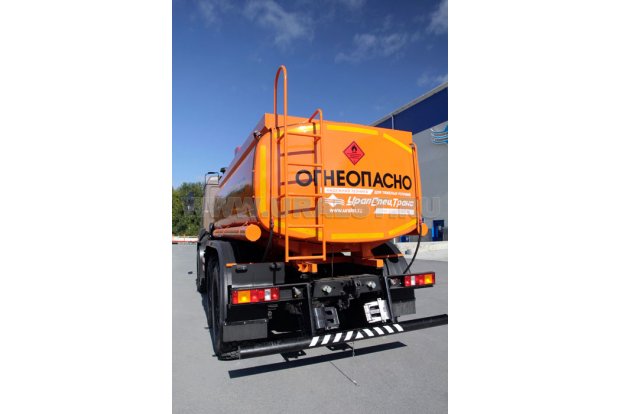 Лестница на площадку обслуживания заливной горловины