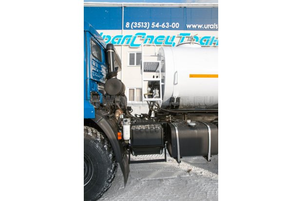 Лестница для подъема на площадку обслуживания заливной горловины