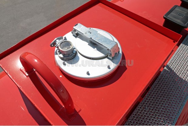 Заливная горловина цистерны. Экологический короб