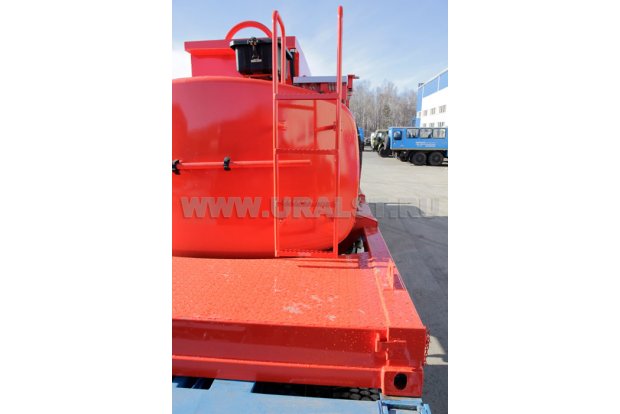 Лестница на площадку обслуживания цистерны