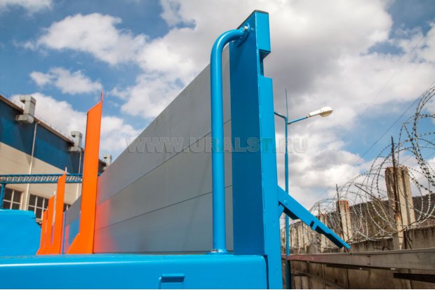 Поручень для подъема на бортовую платформу