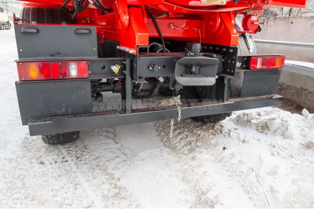 Заднее защитное устройство