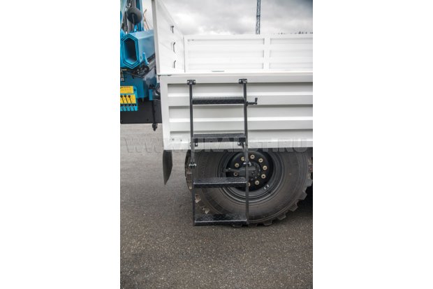 Лестница для подъема на бортовую платформу