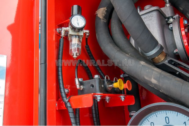 Блок пневмоуправления донными клапанами и манометр