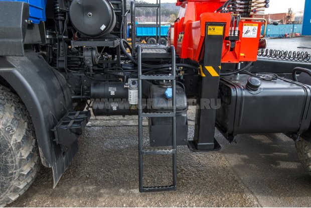 Лестница на площадку обслуживая КМУ