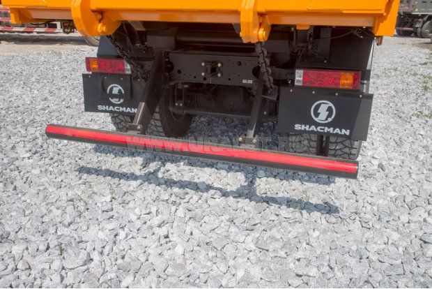 Заднее защитное устройство