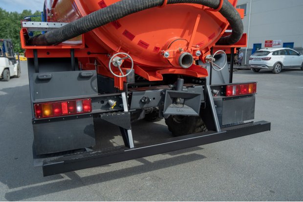 Заднее защитное устройство