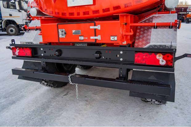 Заднее защитное устройство