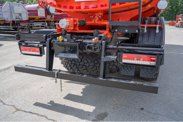 Заднее защитное устройство