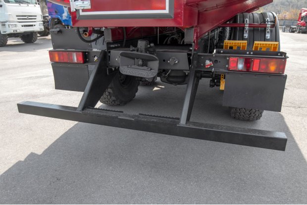 Заднее защитное устройство