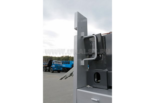 Ручка для удобного подъема на контейнеровозную платформу