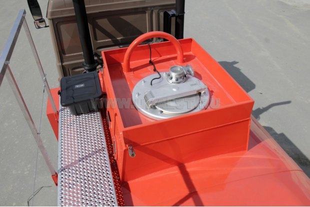 Заливная горловина цистерны