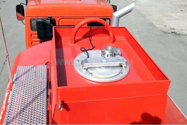 Заливная горловина цистерны