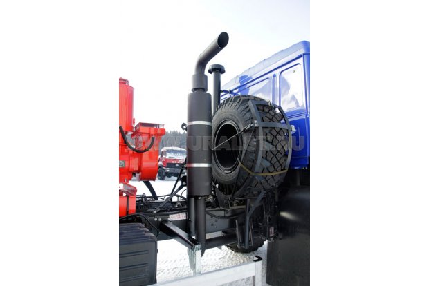 Выхлопная система нефтепромысловой автоцистерны за кабиной и вверх