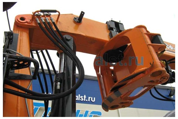 Лесовозный тягач с гидроманипулятором