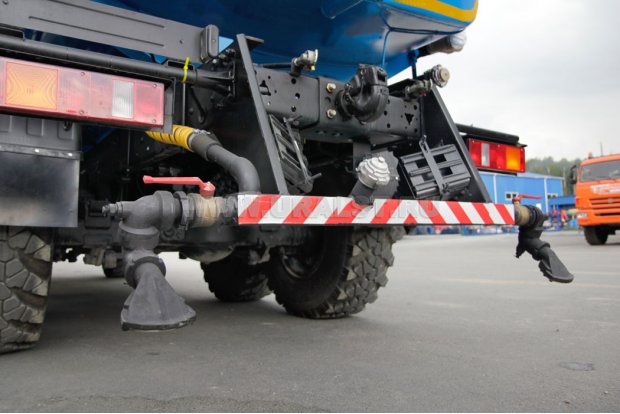 Задняя поливомоечная рейка с двумя форсунками