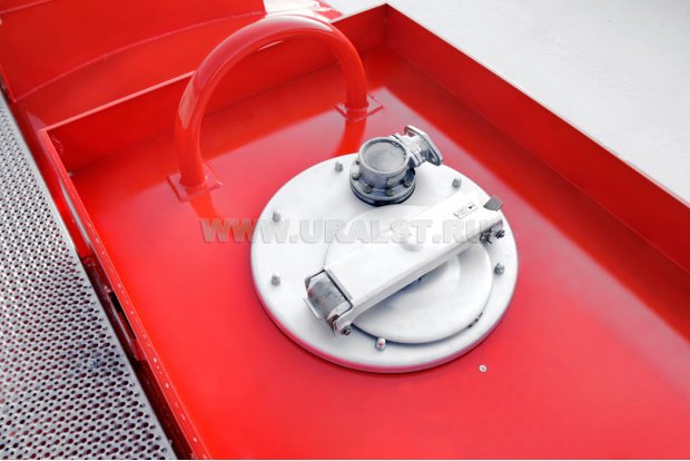 Заливная горловина цистерны