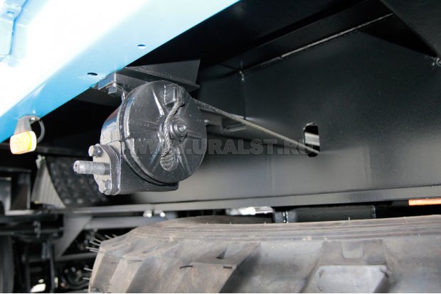 Механическая лебедка подъема и фиксации запасного колеса