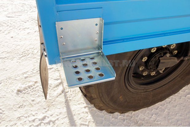 Ступенька для подъема на бортовую платформу