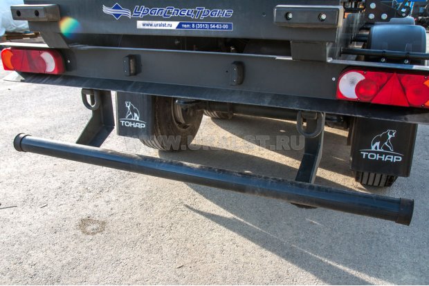 Заднее защитное устройство