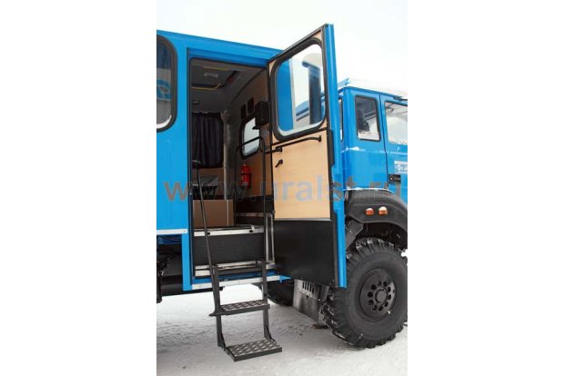 Вход в вахтовый автобус Урал