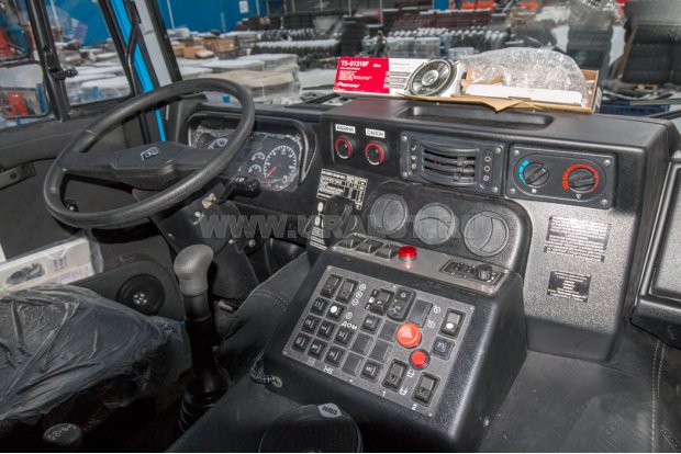 Приборная панель в кабине водителя