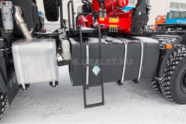 Лестница к колонне КМУ