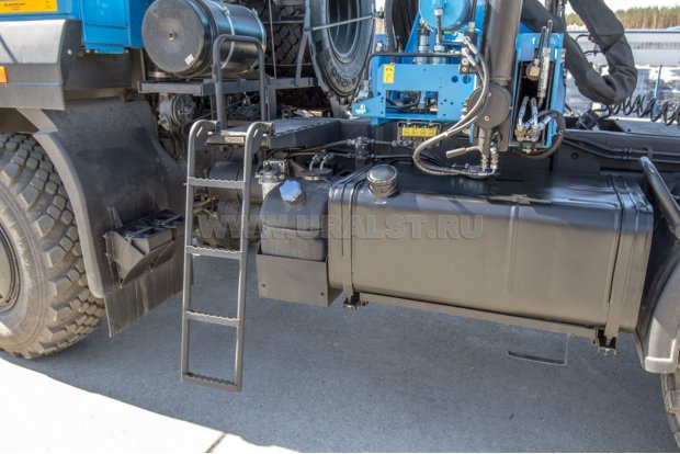 Лестница с площадкой обслуживания