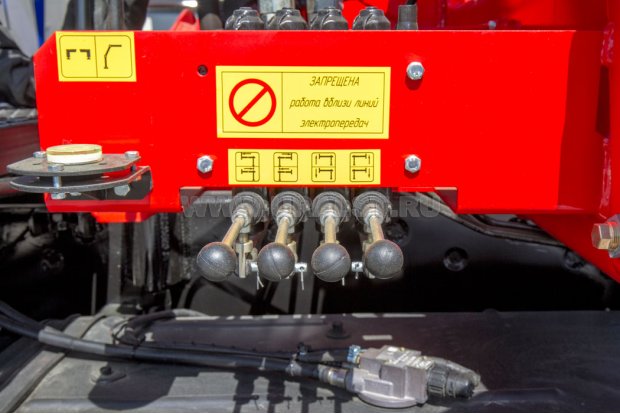 Рычаги управления опорами КМУ