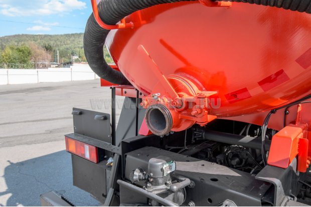 Заборный/сливной узел емкости