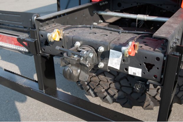 Заднее защитное устройство