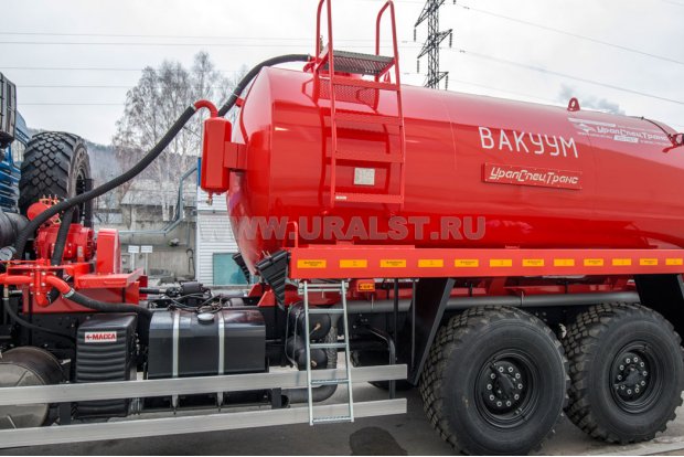 Лестница на площадку обслуживания люка цистерны