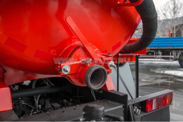 Заборный/сливной узел емкости