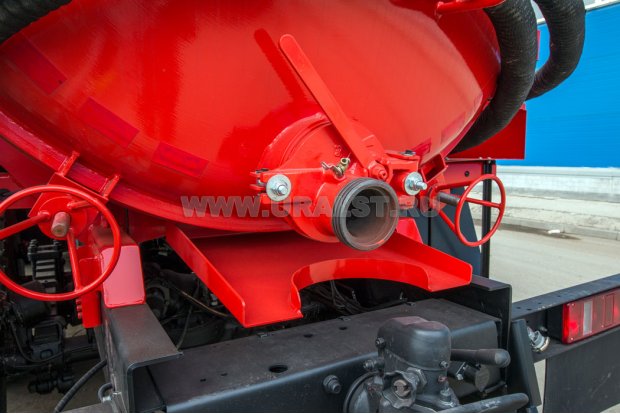 Заборный/сливной узел емкости