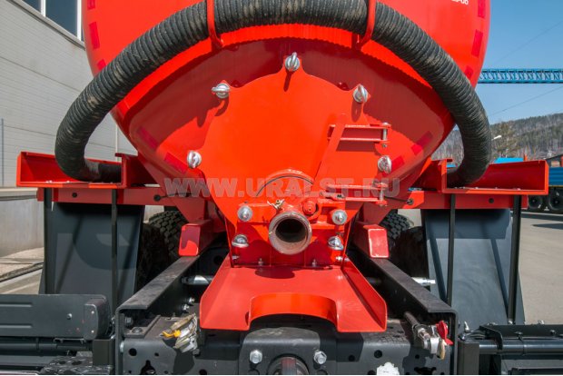 Ревизионный люк с откидной крышкой