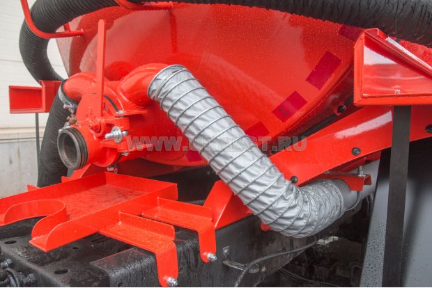 Обогревом лючка выхлопными газами