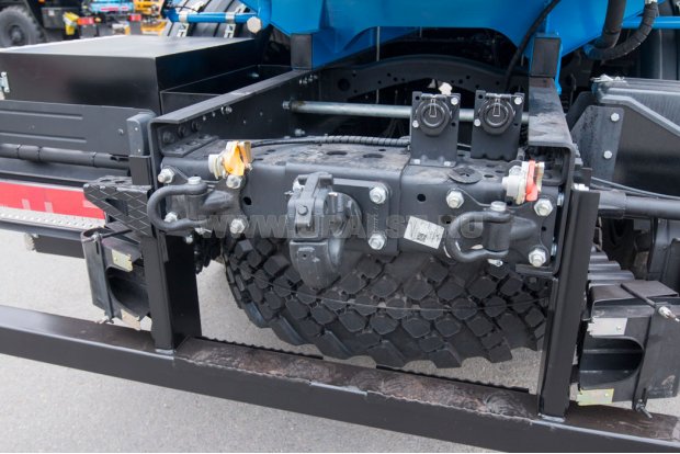 Заднее сцепное устройство, запасное колесо