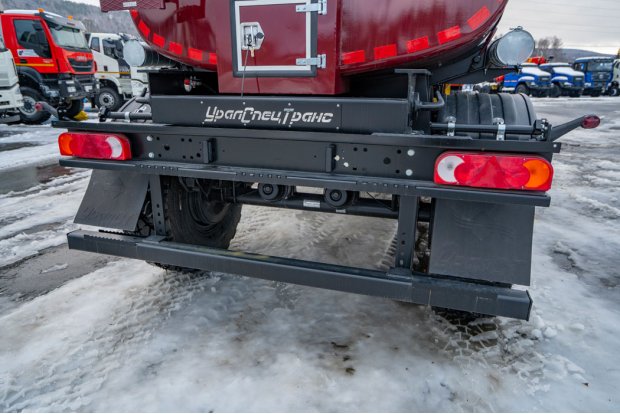 Заднее защитное устройство