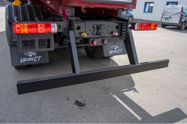 Заднее защитное устройство